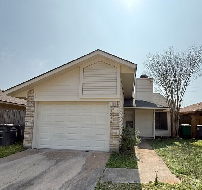 Building Photo - Move in ready 3/2 in Tangerine! Great scho... Rental