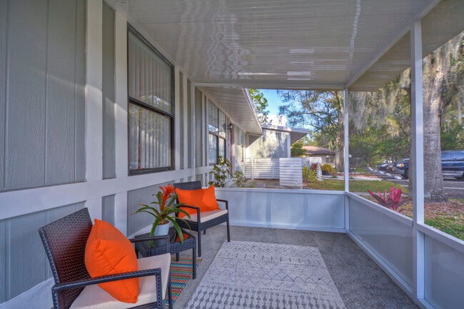 Patio privado con mosquitero - Live Oak Apartments