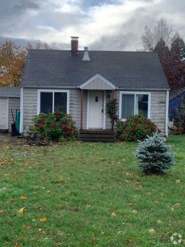 Building Photo - Cute 2 bedroom cottage with huge backyard!... Rental