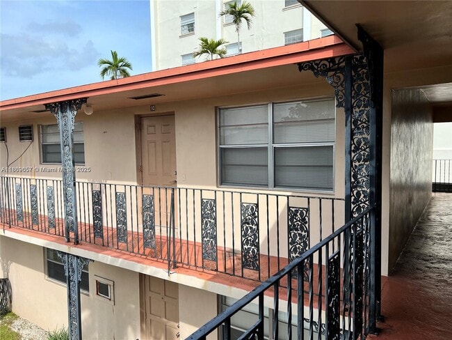 Photo - 5300 Hollywood Blvd Unit 10