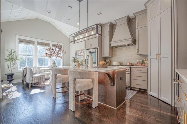 Photo - 984 Memorial Walk SE