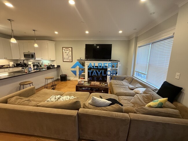 Building Photo - 632 E 2nd St