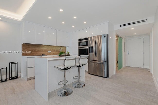 2301 Collins Ave Unit 739