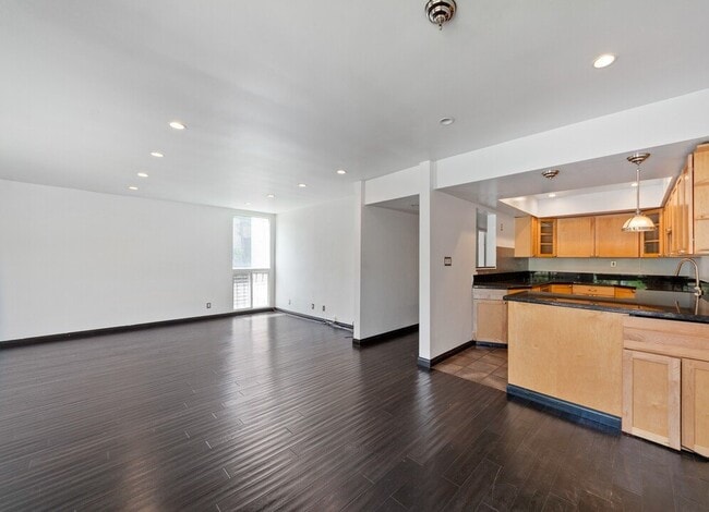 Building Photo - 5650 Cambridge Way