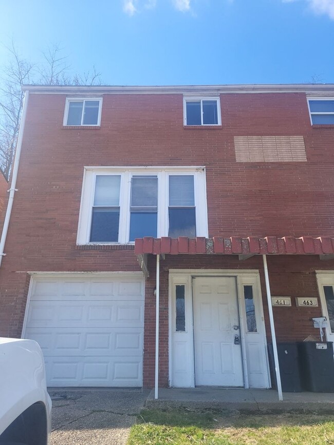 Building Photo - 3 bedroom duplex in Penn Hills with drivew... Rental