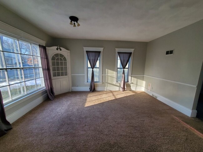 Building Photo - 4 Bedroom House for June 1st