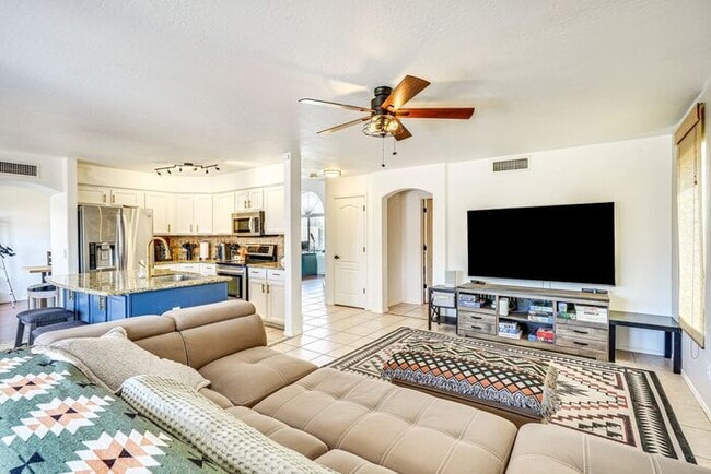 Photo - 915 E Montoya Ln