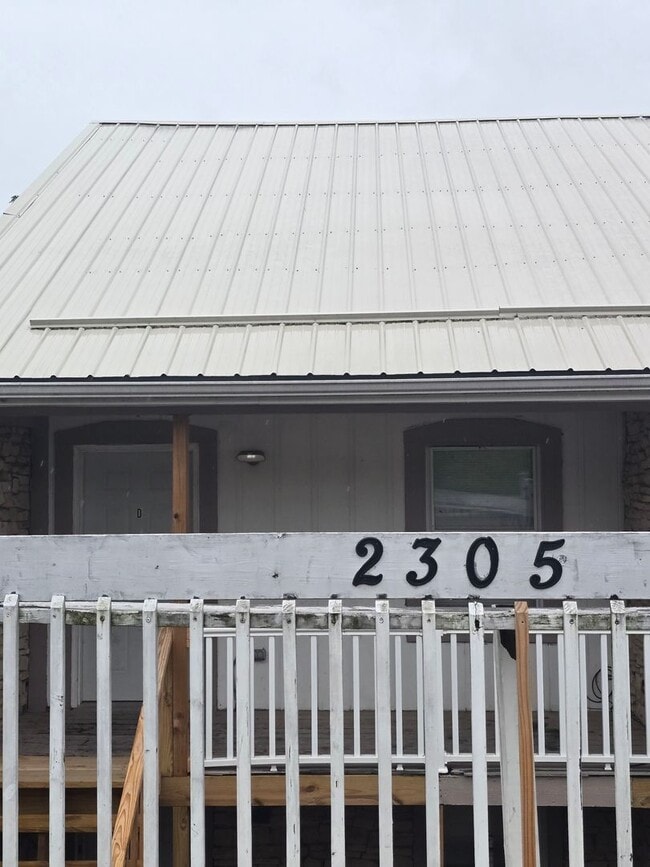 Building Photo - 2305 Southridge Dr Unit D