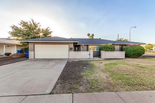 Photo - Stunning Tempe home - 5 bedroom - pool & y...