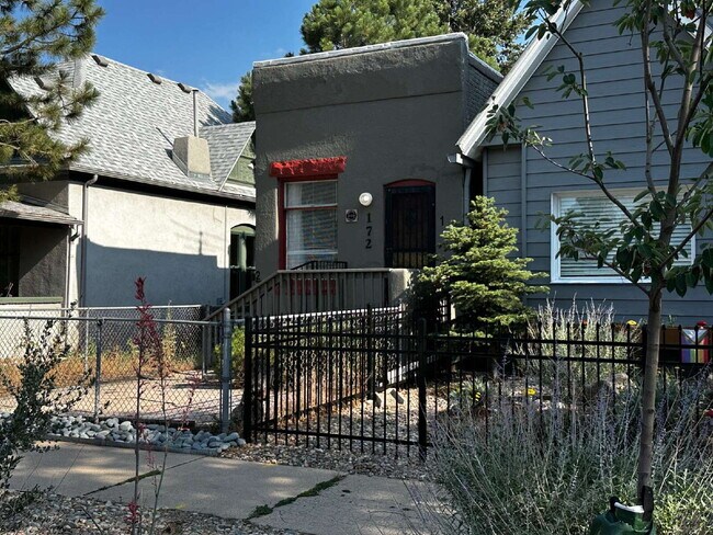 "Charming 1-Bedroom Retreat in Denver's Heart - Perfect Blend of Comfort & Convenience!