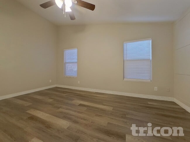 Photo - 16049 W Moreland St