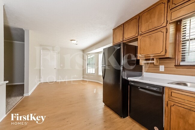 Photo - 185 Southmoor Cir