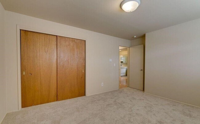 AVAILABLE NOW! 2 Bedroom Apartment Magnolia w/ Fireplace & Parking!