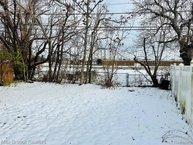 Photo - 23084 Berdeno Ave