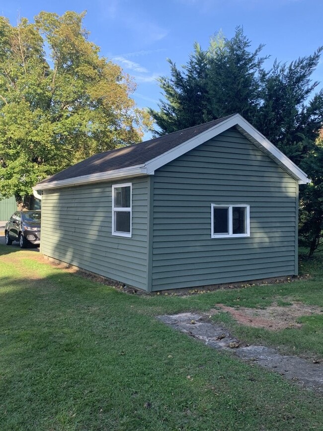 Photo - 1122 Garver Ln
