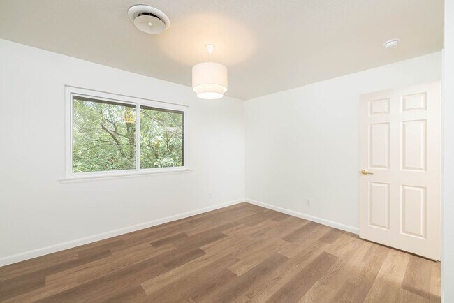 Photo - 884 Shrewsbury Ln