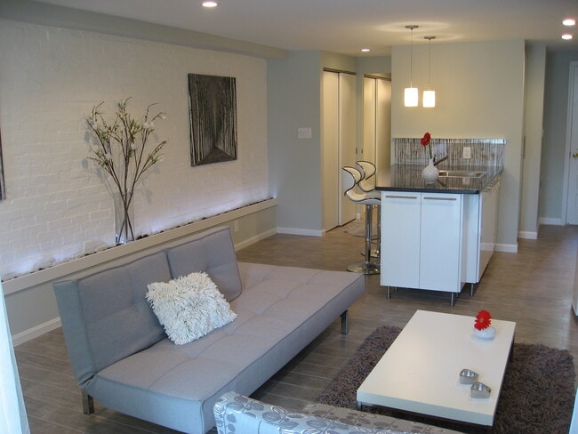 Building Photo - 626 G St NE Unit B