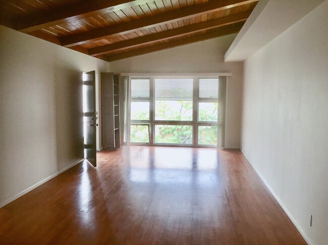 Building Photo - 933 E 1st St Unit 8