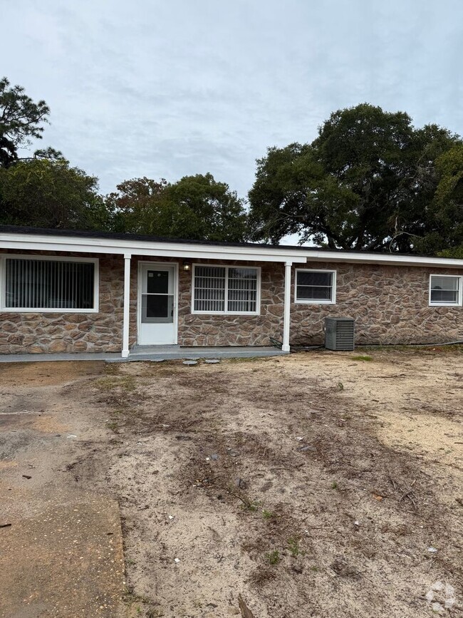 Building Photo - *RENOVATED* Home 3-Bedroom 1-Bath - Fantas...