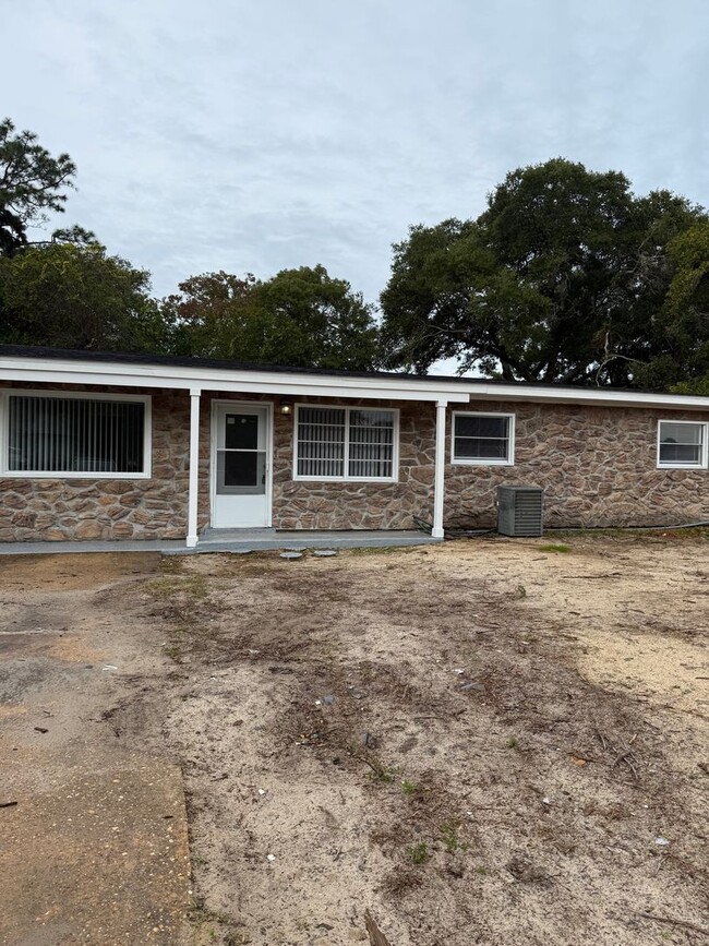 *RENOVATED* Home 3-Bedroom 1-Bath - Fantas... - *RENOVATED* Home 3-Bedroom 1-Bath - Fantas...