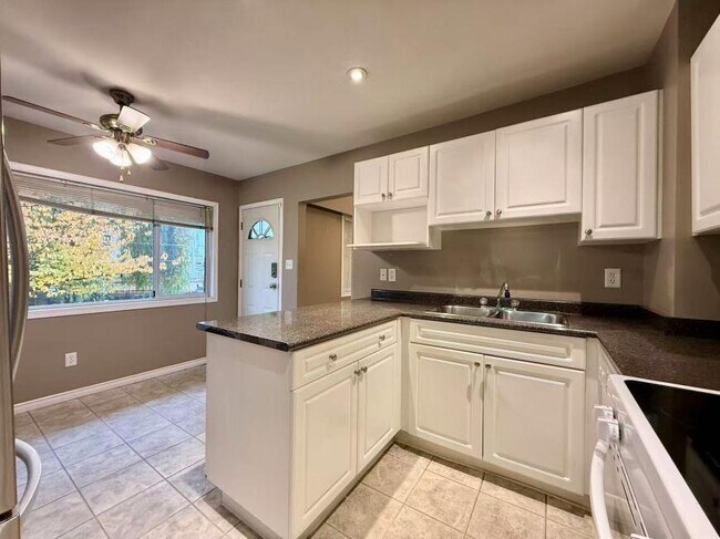 Photo - 3 bedroom in Coquitlam BC V3K 4A6