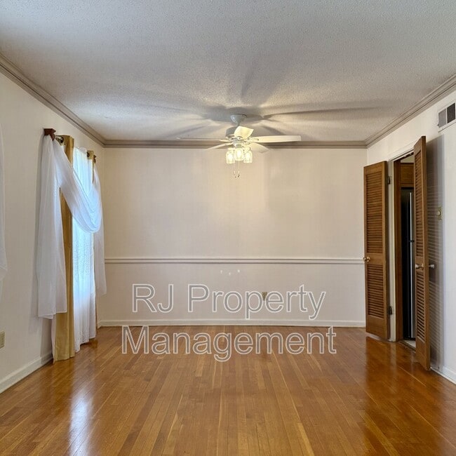 3558 Greentree Dr