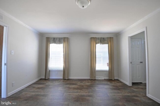 5 Edgewater Dr