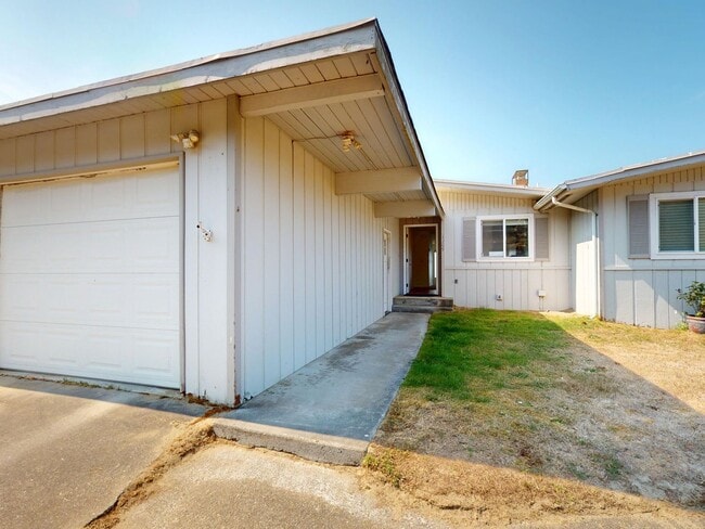 Building Photo - High Bank Waterfront West Beach Duplex! Sm... Rental