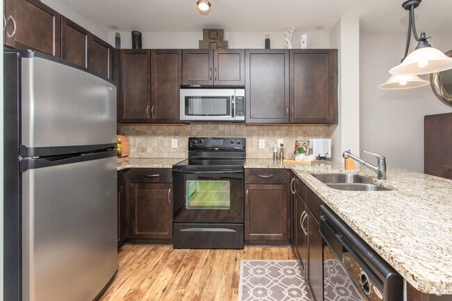 2BR, 2BA - 1081SF