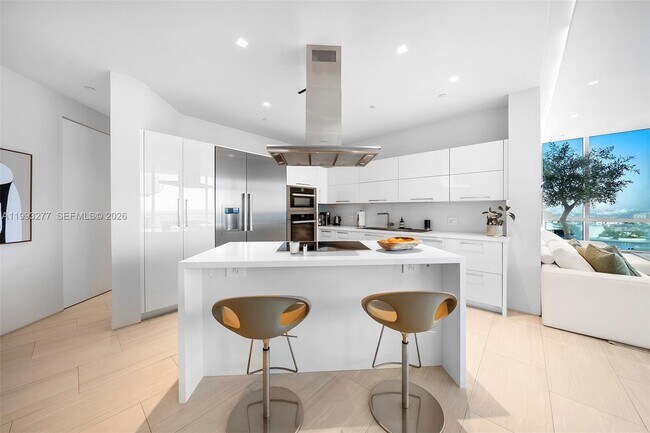 Photo - 100 South Pointe Dr Unidad 1409