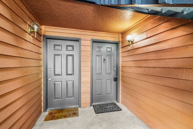Photo - Large Remodeled 2bd, 1ba Condo Available i... Unit B8
