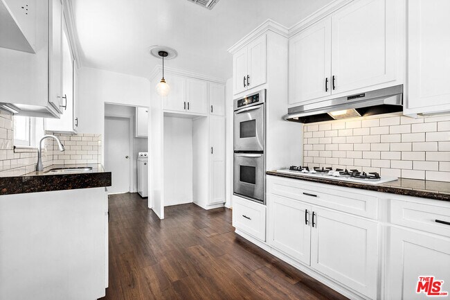 Photo - 1739 Preuss Rd