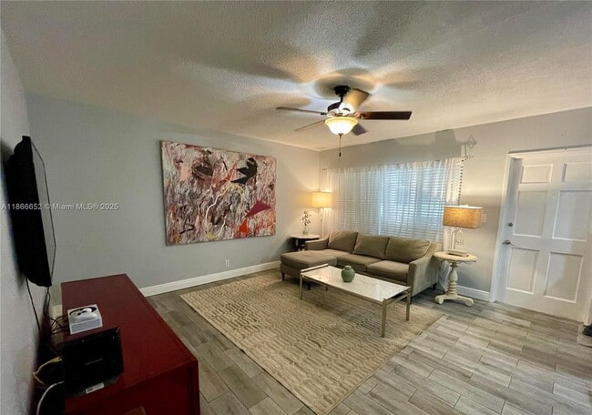 Photo - 100 SE 6th Ave Unidad 104
