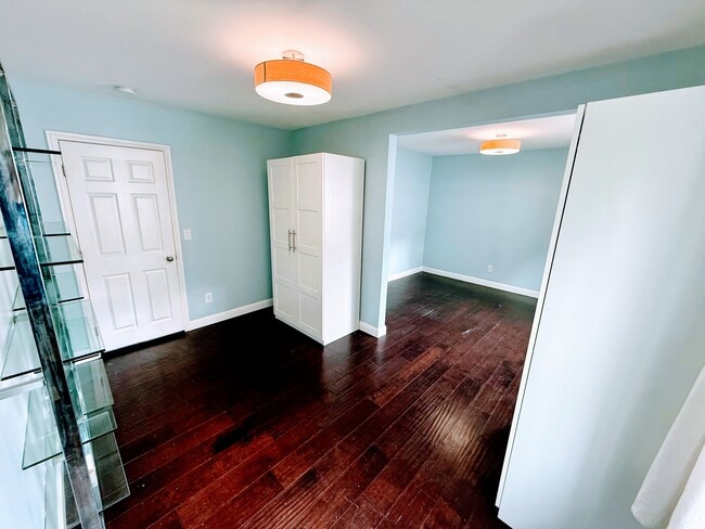 Building Photo - 949 62nd St Unit Middle Bedroom