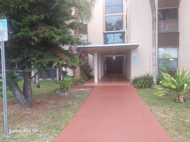 Building Photo - 14421 N Kendall Dr Unit 108M Rental