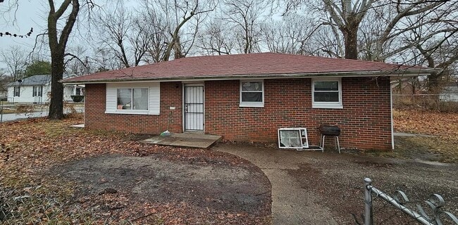 Building Photo - 5050 Hallows Ave