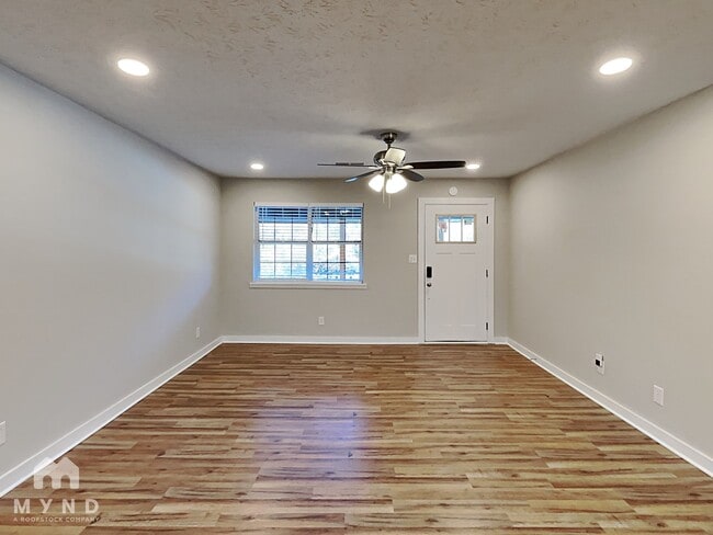 Photo - 325 Morris Dr SE