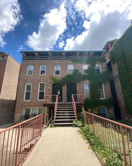 Units are on the left side of the building - 911 S Laflin St Unit Garden
