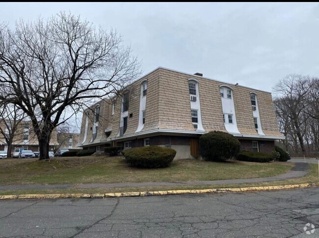 Building Photo - 1172 Middle Turnpike W Rental
