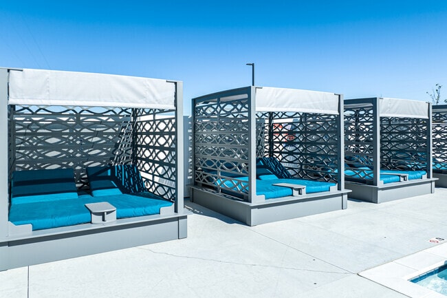 Outdoor Pool - Signature at West Pryor