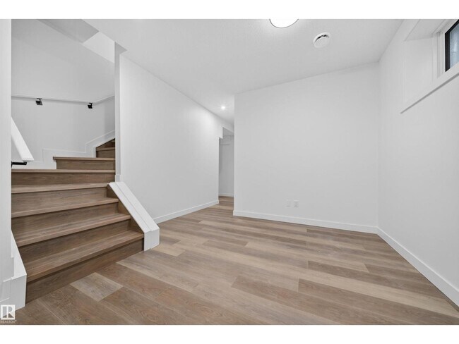 Photo - 5213-104A 104a St NW