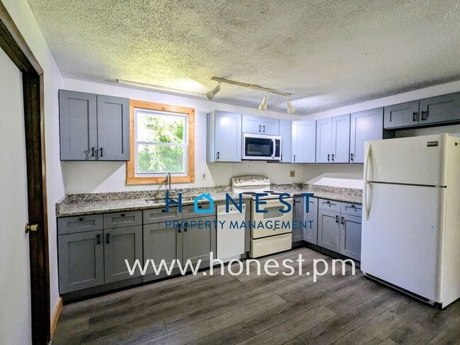 Building Photo - 2496 N Belfast Ave Unit 1