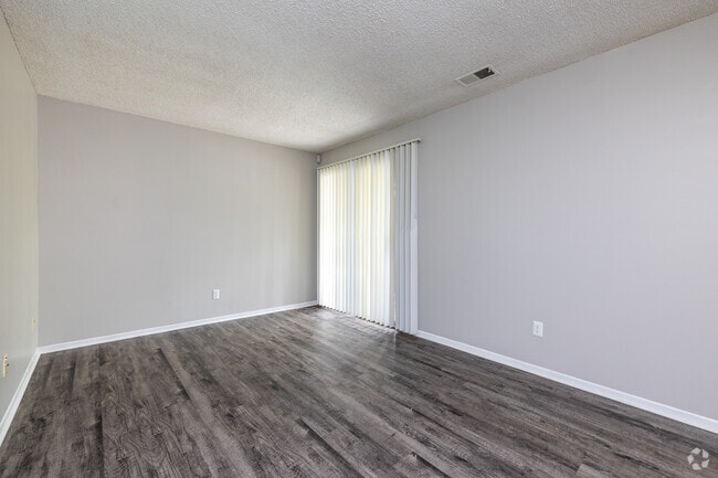 1BR, 1BA - Reno/809SF - Living Room