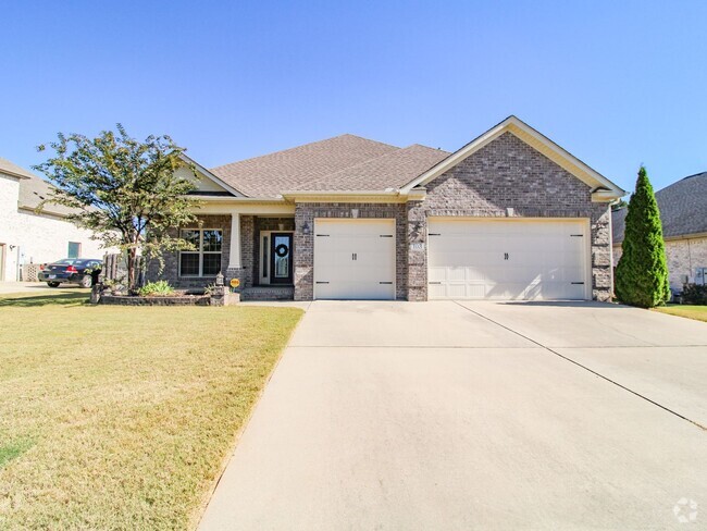 Building Photo - Stunning home in Madison with all the bell...