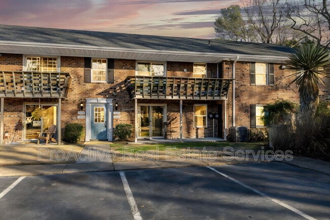 Photo - 1006 Barclay Square