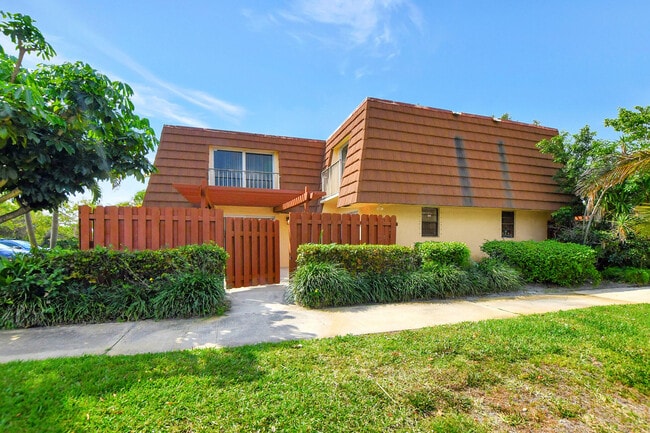 Photo - 2555 Albatross Rd N