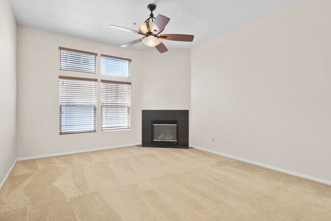 Photo - MOVE IN SPECIAL!!! Act Fast: Charming Tow... Casa Adosada