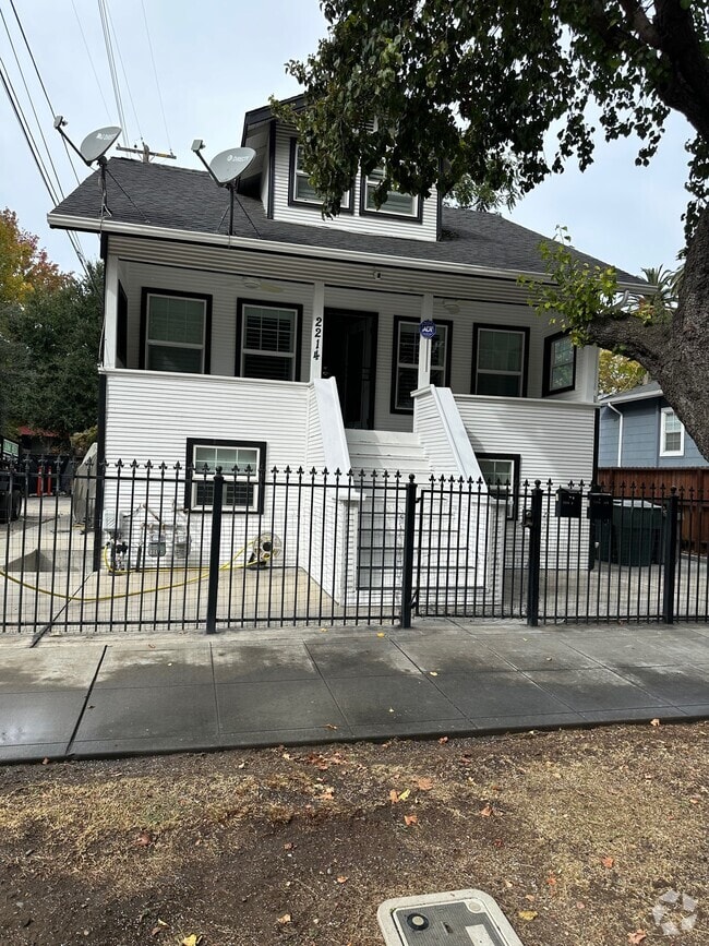 Building Photo - 2214 4th St Unit B Rental