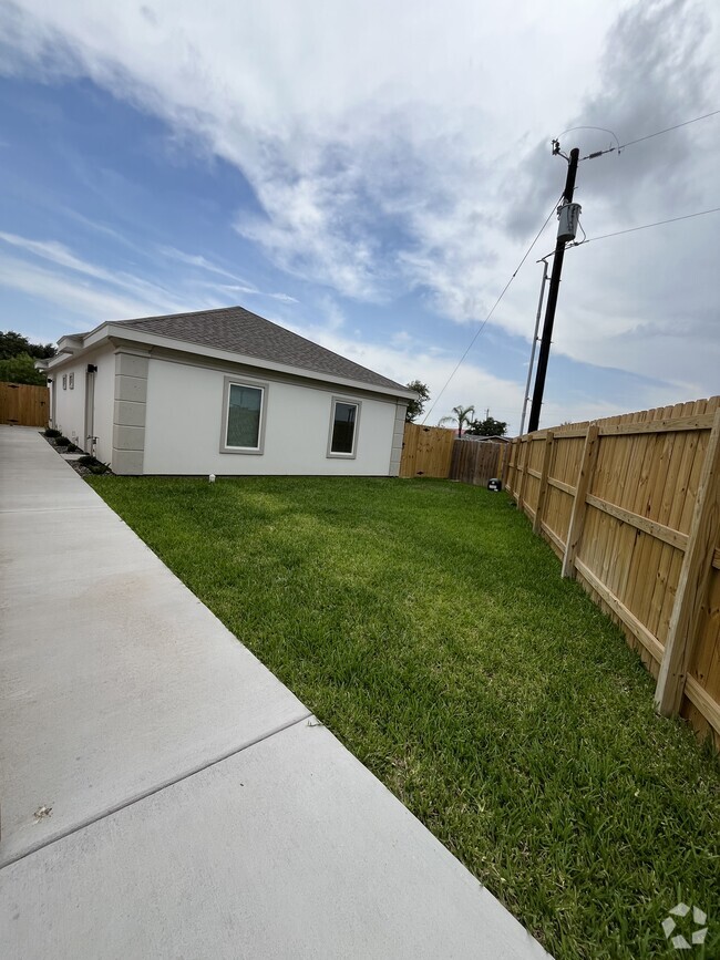 Building Photo - 7703 N 58th Ln Unit 2 Rental