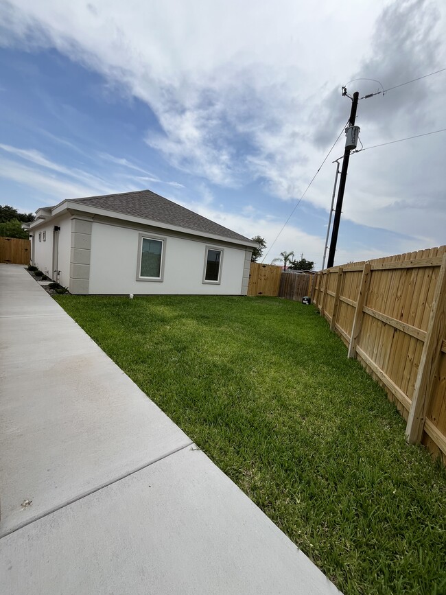 Building Photo - 7703 N 58th Ln Unit 2 Rental